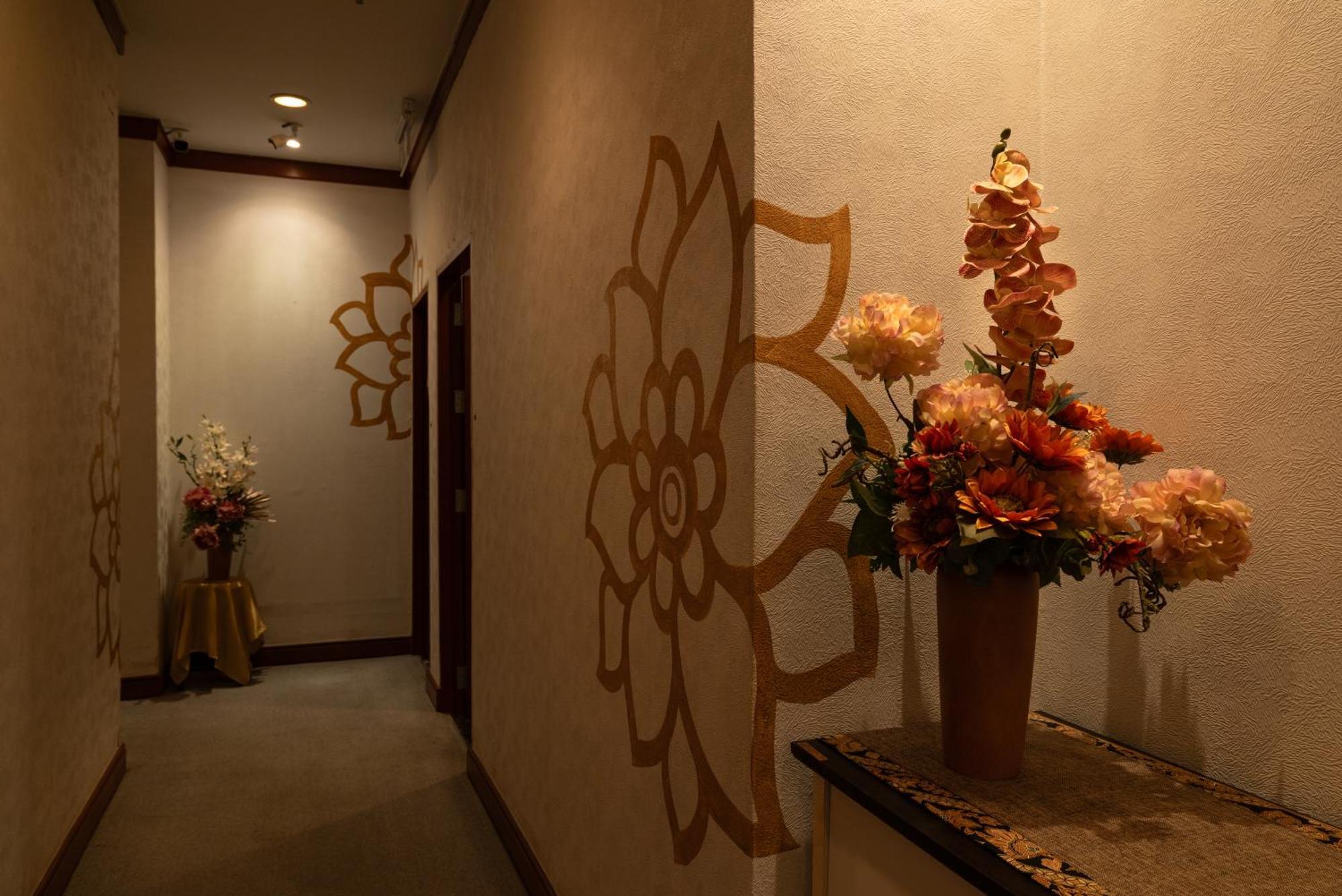 Royal Phuket City Hotel Bagian luar foto Interior of a hotel in Tokyo