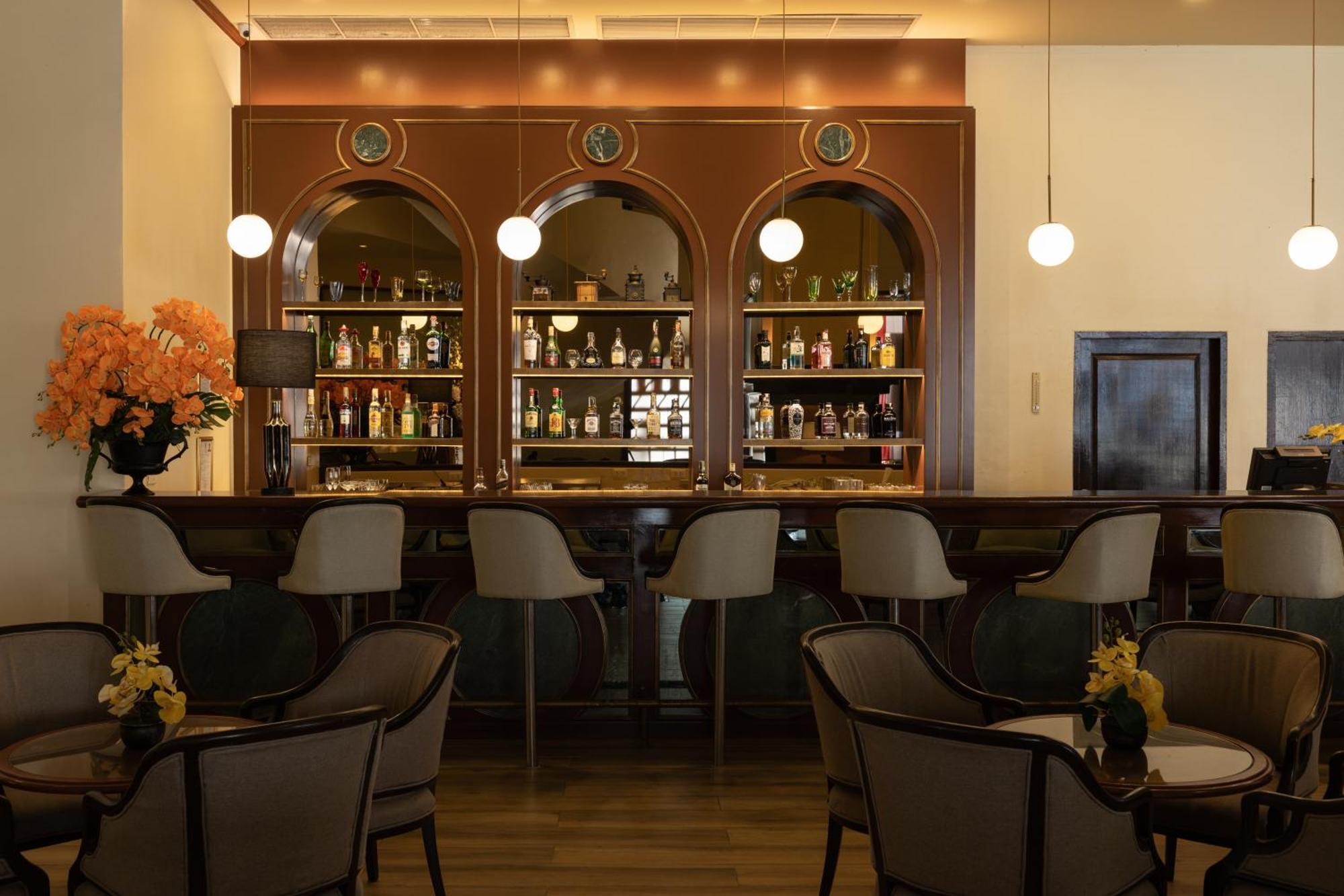 Royal Phuket City Hotel Bagian luar foto The bar at the lounge