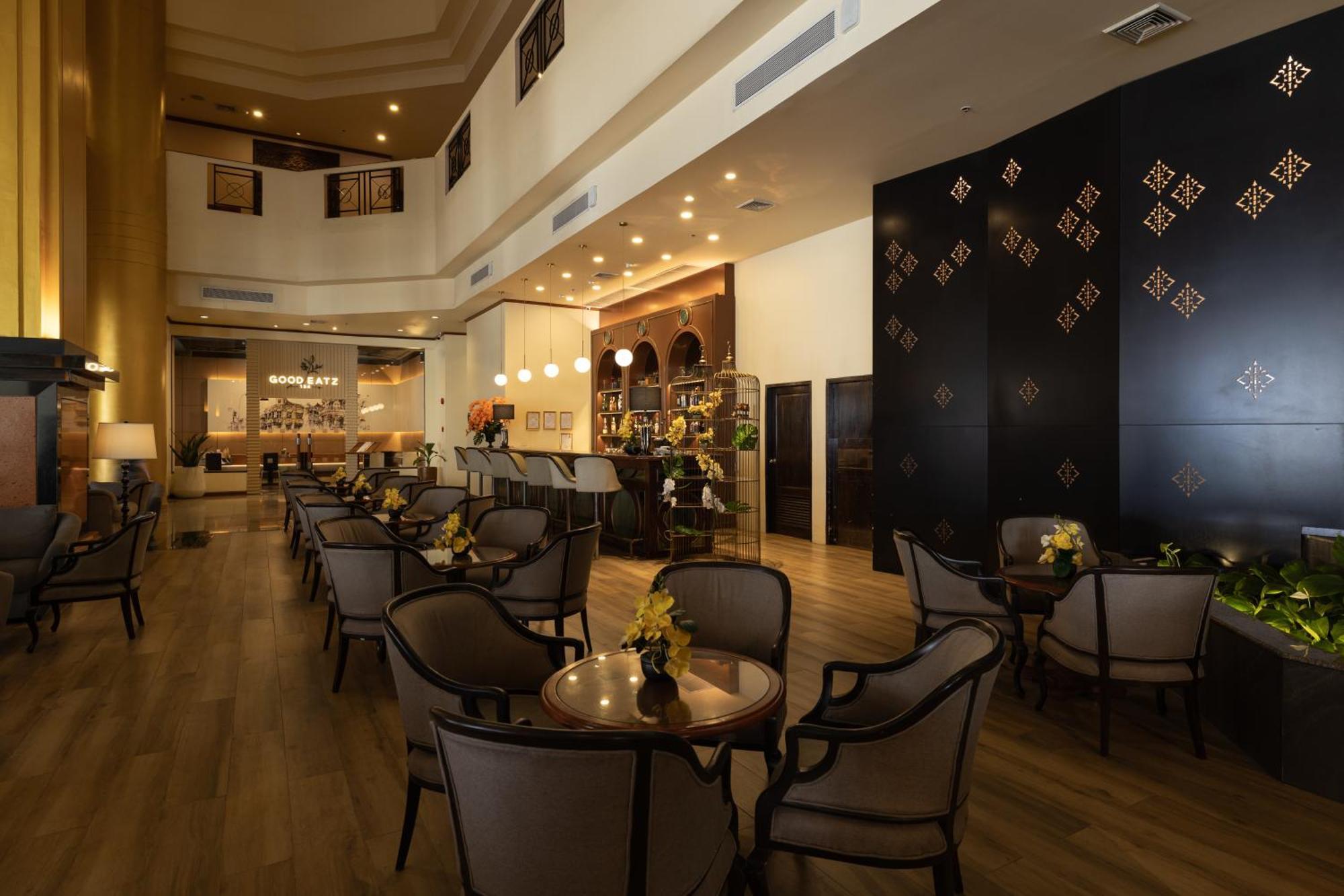 Royal Phuket City Hotel Bagian luar foto The lounge at the airport