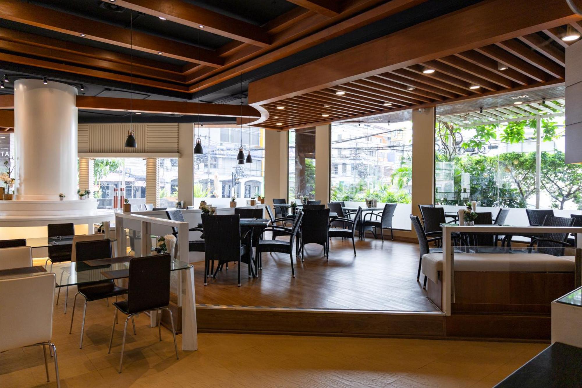 Royal Phuket City Hotel Bagian luar foto Interior of a typical café