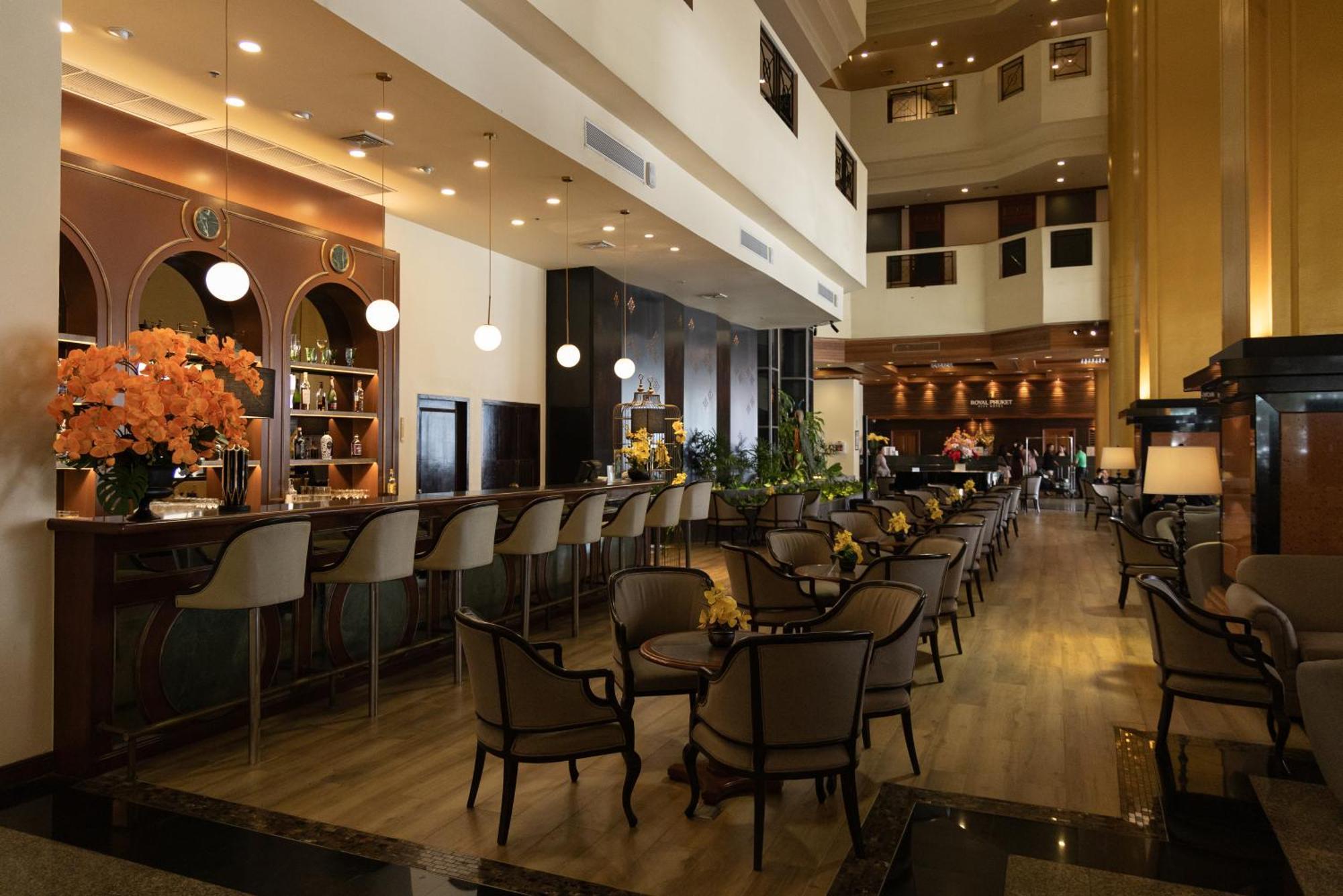 Royal Phuket City Hotel Bagian luar foto The lobby bar