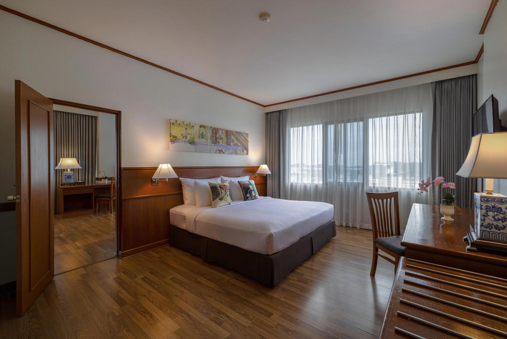 Royal Phuket City Hotel Bagian luar foto A bedroom at the hotel