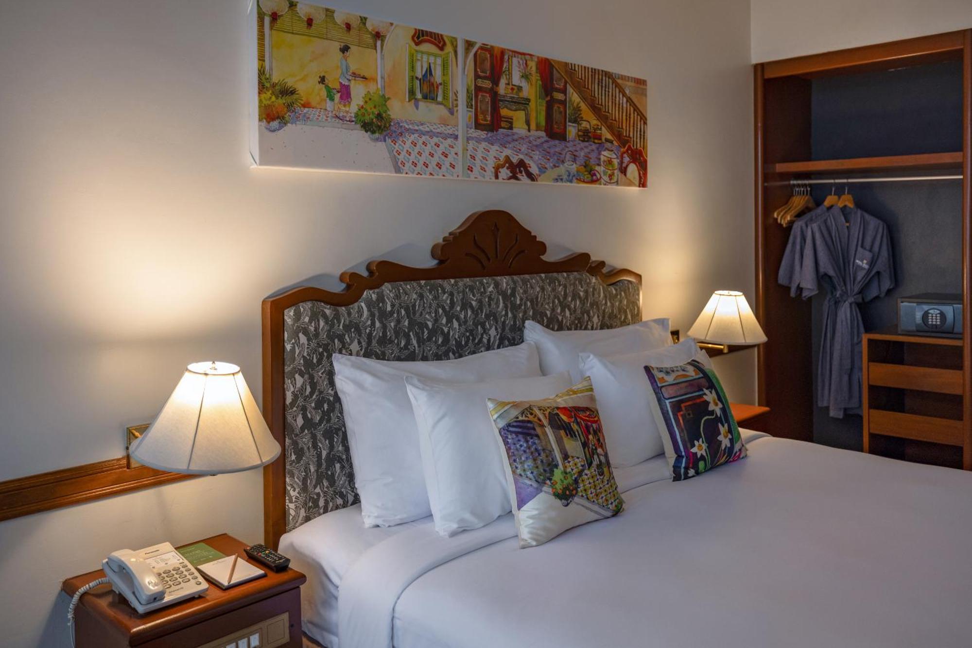 Royal Phuket City Hotel Bagian luar foto A bedroom at the hotel