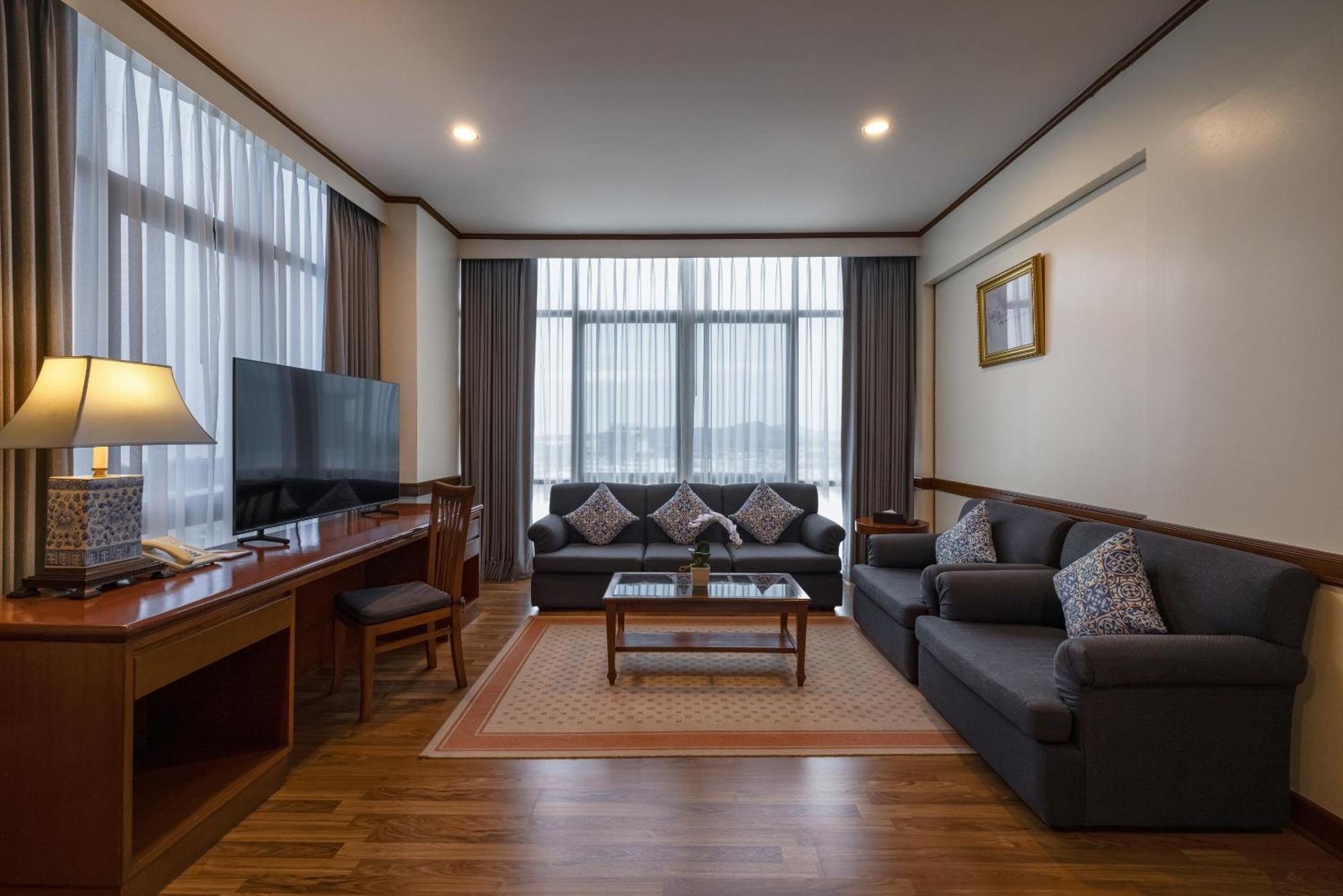 Royal Phuket City Hotel Bagian luar foto Living room of a suite