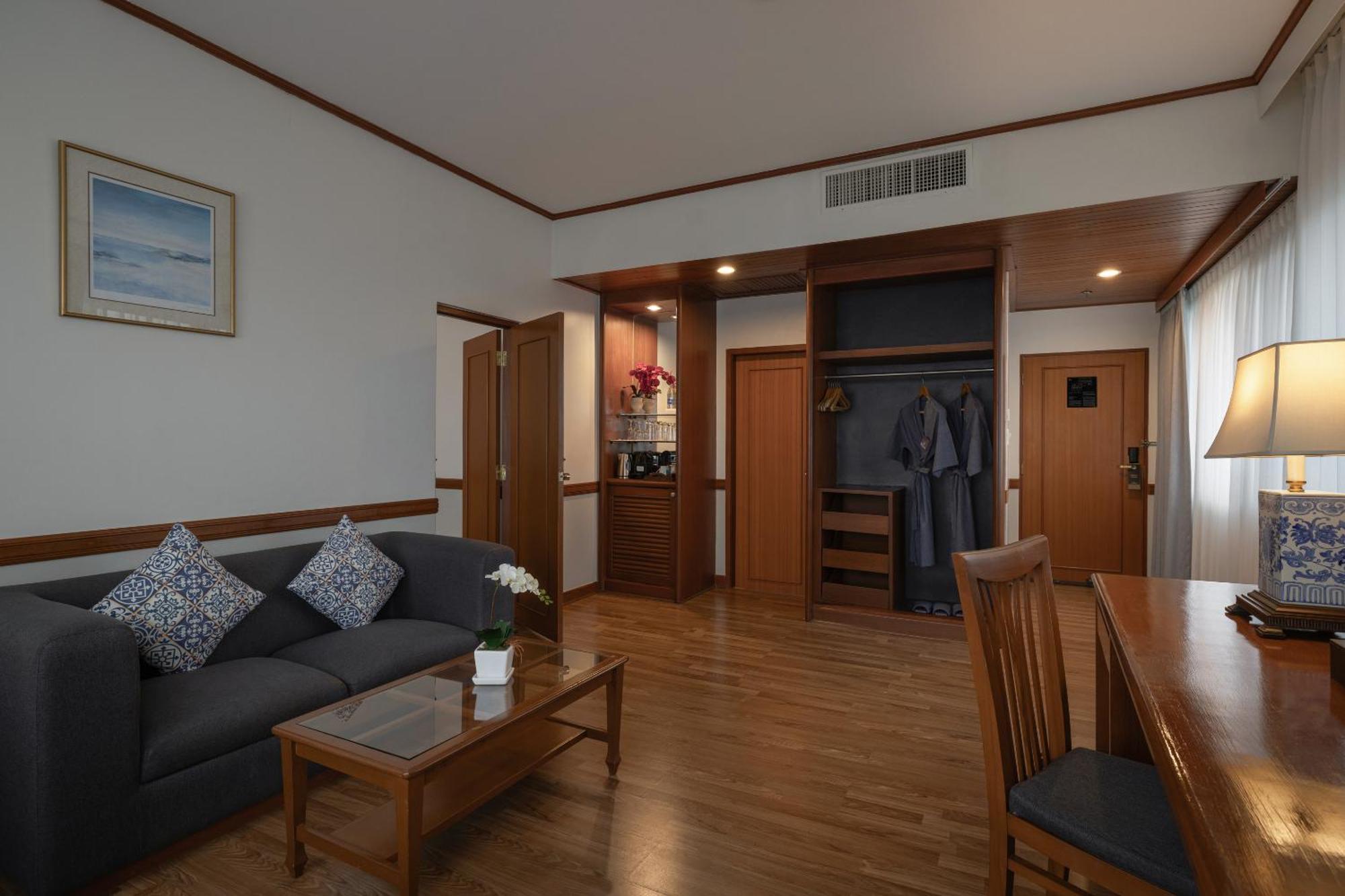 Royal Phuket City Hotel Bagian luar foto A suite at the hotel