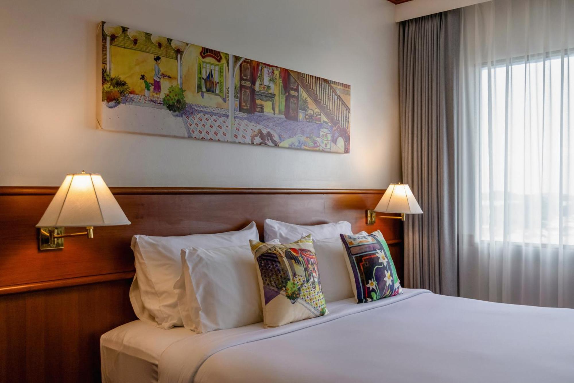 Royal Phuket City Hotel Bagian luar foto A bedroom at the hotel