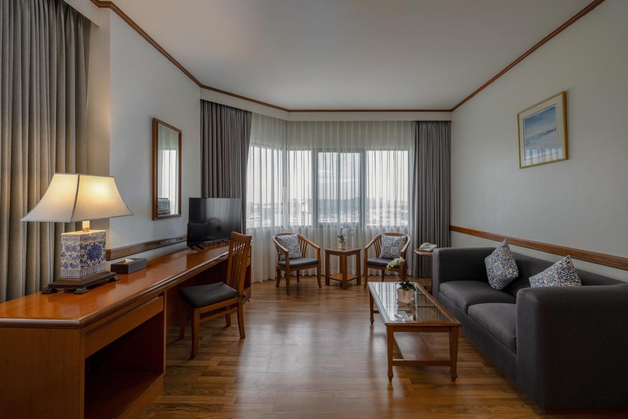 Royal Phuket City Hotel Bagian luar foto A suite at the hotel