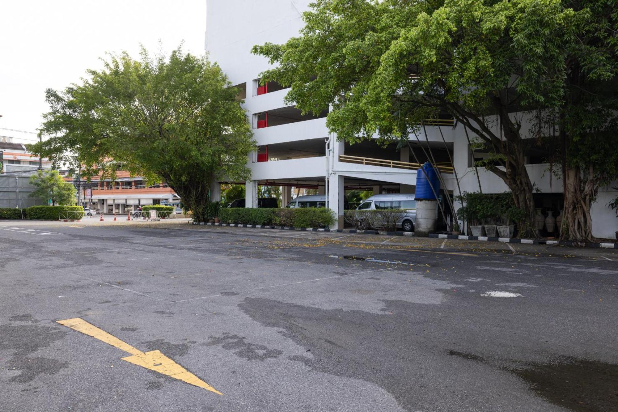 Royal Phuket City Hotel Bagian luar foto The parking garage at the station