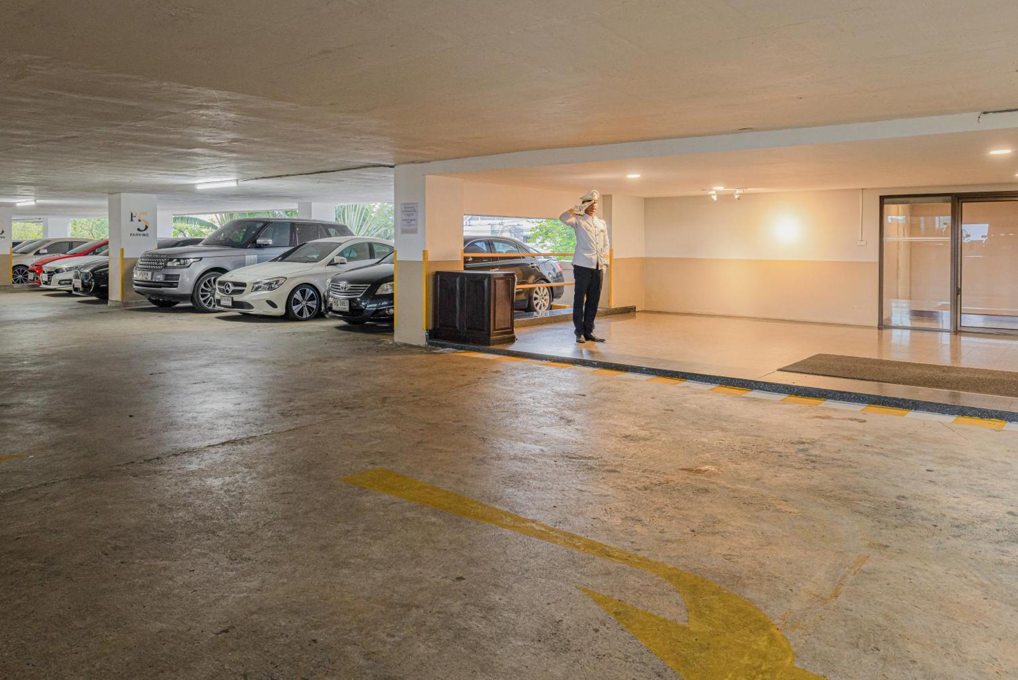 Royal Phuket City Hotel Bagian luar foto A valet at work