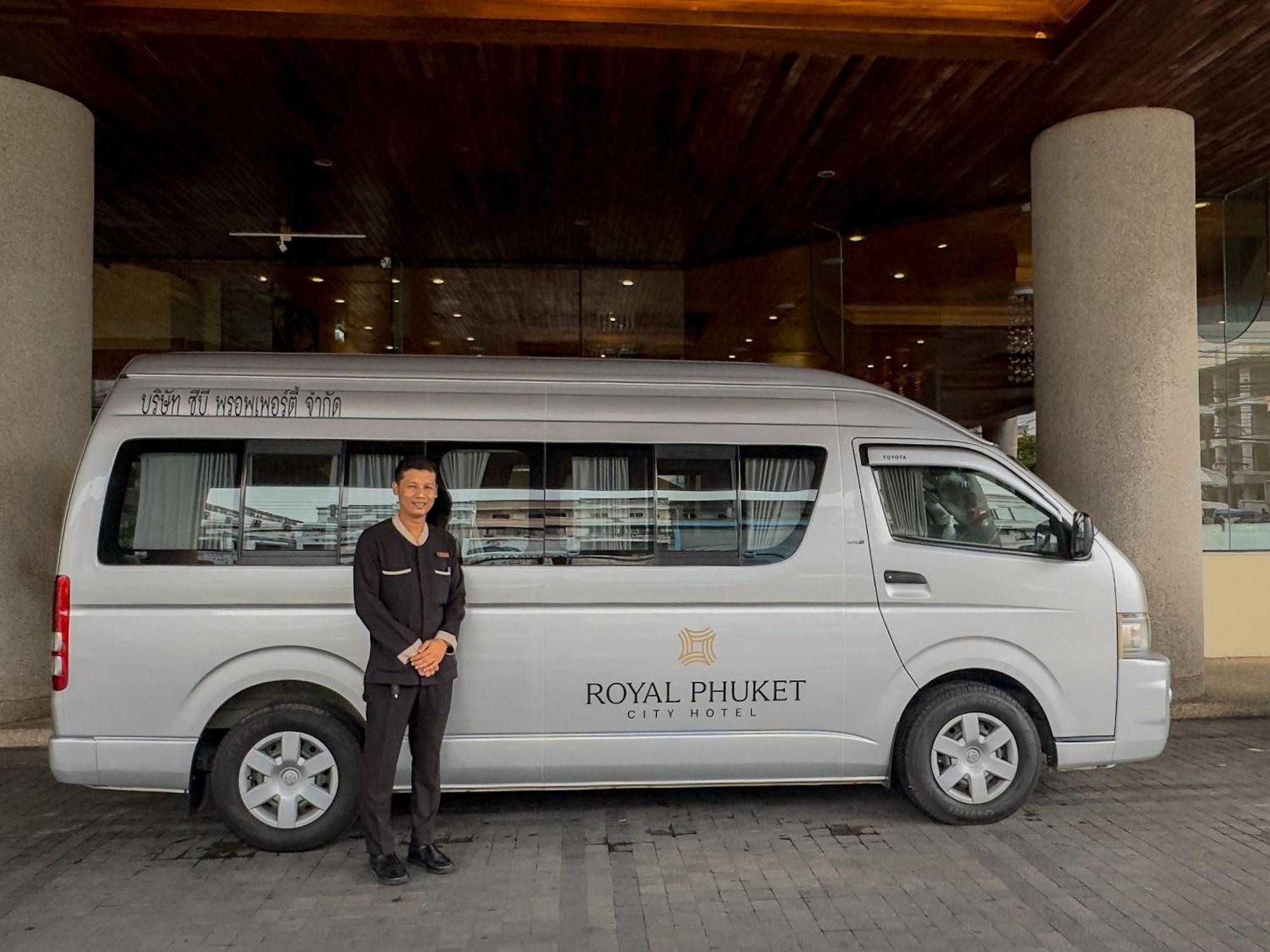 Royal Phuket City Hotel Bagian luar foto Toyota Commuter