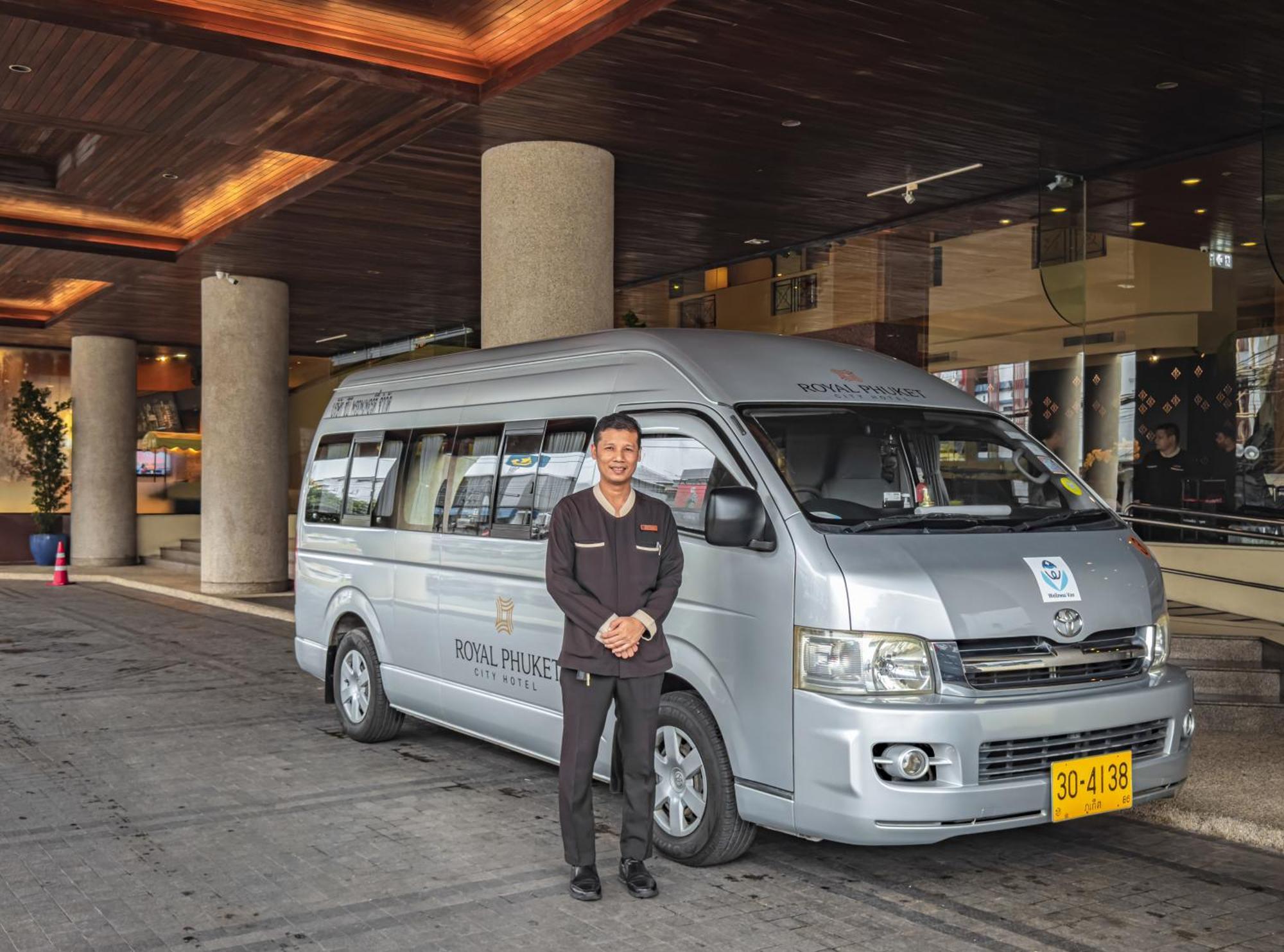 Royal Phuket City Hotel Bagian luar foto Toyota Commuter