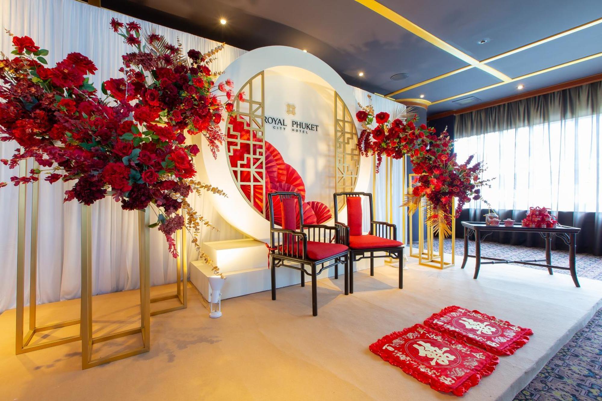 Royal Phuket City Hotel Bagian luar foto A traditional Chinese wedding ceremony