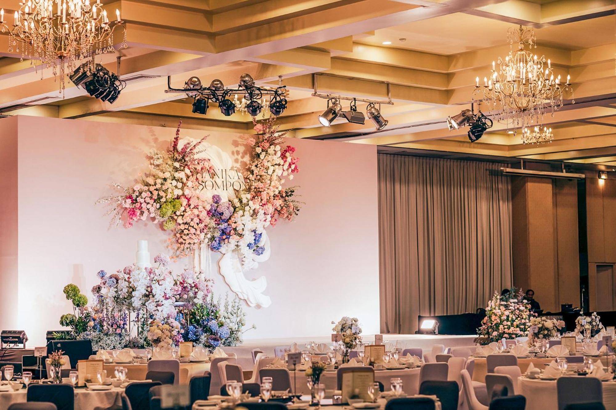 Royal Phuket City Hotel Bagian luar foto The ballroom at the 2012 Japan Prize